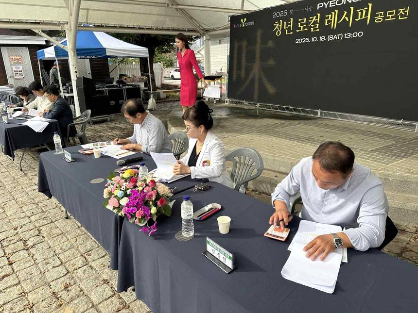 심사위원석에서 채점표를 작성하는 모습