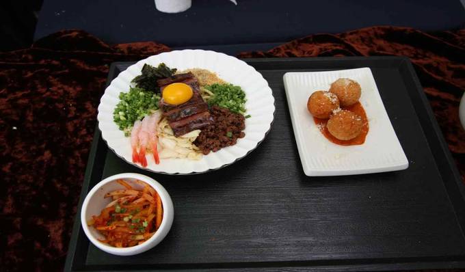 마제소바와 반찬을 함께 낸 한 상 차림